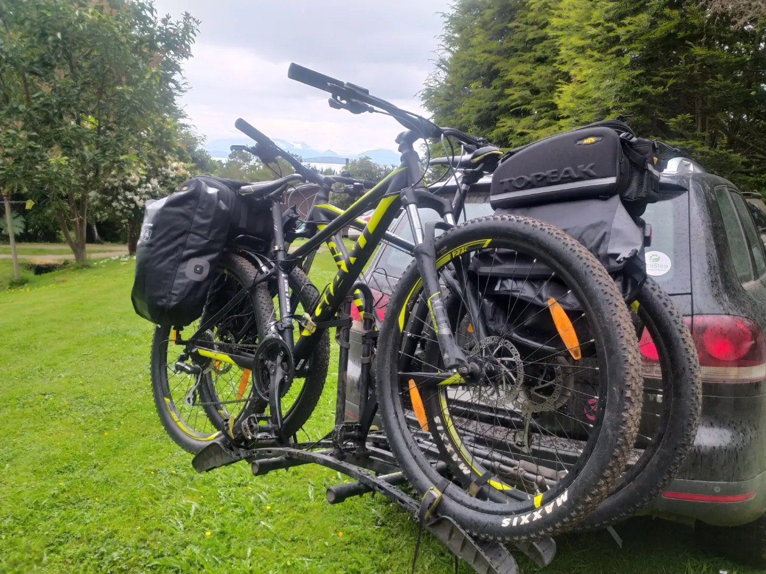 Mountain bikes con equipaje en un portabicicletas